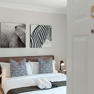 Zimmer mit Kingsize-Bett